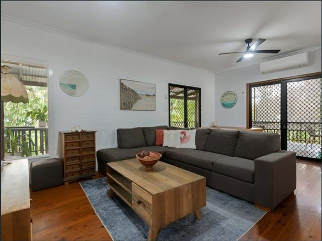 HIGH SET QUEENSLANDER WITH MESMERISING VIEWS