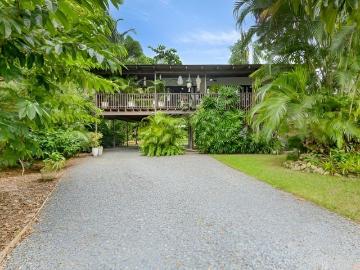 HIGH SET QUEENSLANDER WITH MESMERISING VIEWS