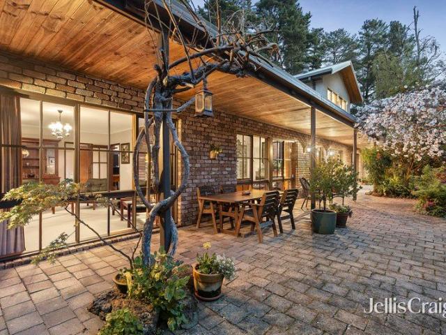 High side poise and established garden beauty at prized address