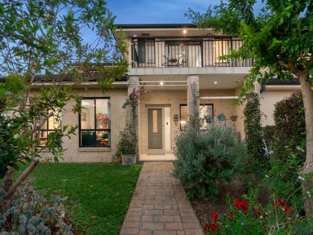 HIGH SIDE POSITION | CITY & WATER VIEWS | GENEROUS CORNER BLOCK | BLUE RIBBON SETTING MOMENTS FROM GEORGE KENDALL RIVERSIDE PARK