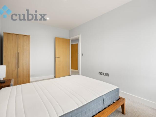 High spec 2 bed with concierge near Canary Wharf