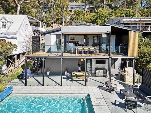High spec entertainer with water views and pool