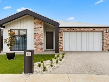 High Spec Living with Golf Course Outlook