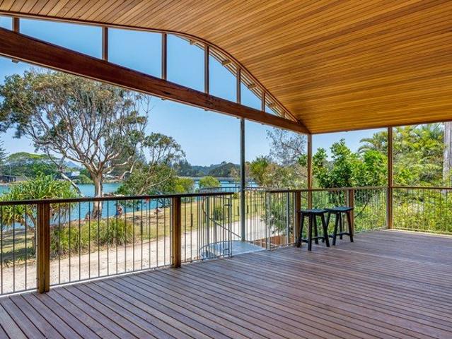 HIGH TIDE HOUSE Architectural Home Steps from Brunswick Heads Lifestyle