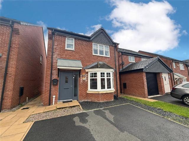 High Vale Close, Oldham, Greater. 3 bed detached house to rent £1,550 pcm £358 pw