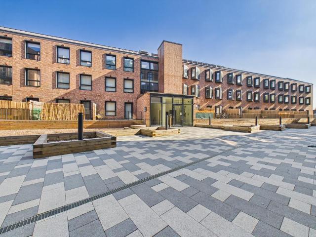 High Wycombe HP11 1 bed apartment to rent £1,150 pcm £265 pw
