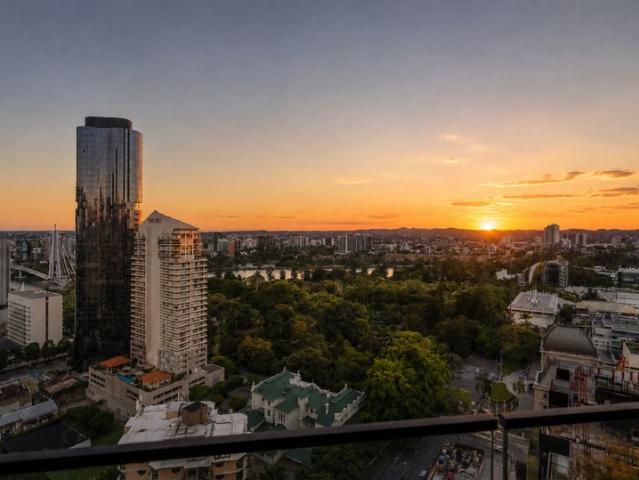 Perfect First Home in Queens Wharf Residences Level 19 & Great Value !