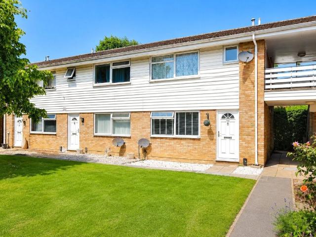 Highclere Court, Knaphill, Woking, Surrey GU21, 1 bed maisonette to rent, £1,200 pcm | PrimeLocation