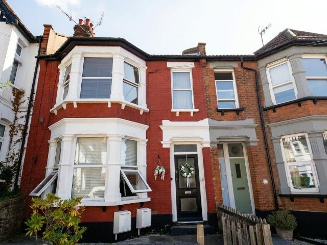 Highcliff Drive, Leigh On Sea SS9, 2 bed flat to rent, £1,150 pcm | PrimeLocation