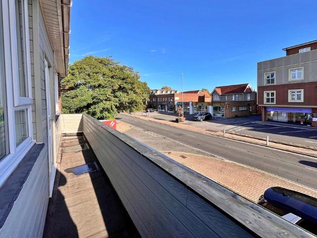 Highcliffe 2 bed flat to rent £1,350 pcm £312 pw