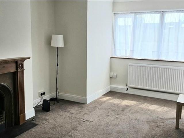 Higham Road, Woodford Green, IG8 2 bed flat to rent £1,775 pcm £410 pw