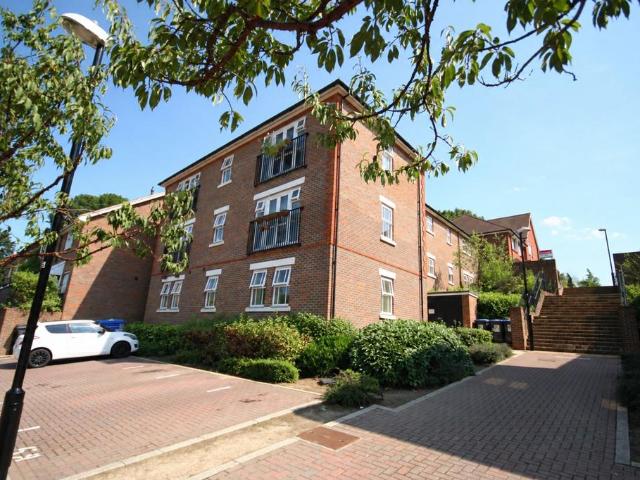 Highbank, Haywards Heath, RH16 2 bed flat to rent £1,400 pcm £323 pw