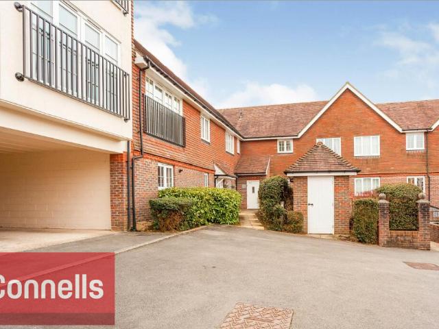 Highbank, Haywards Heath RH16, 2 bed flat to rent, £1,400 pcm | PrimeLocation