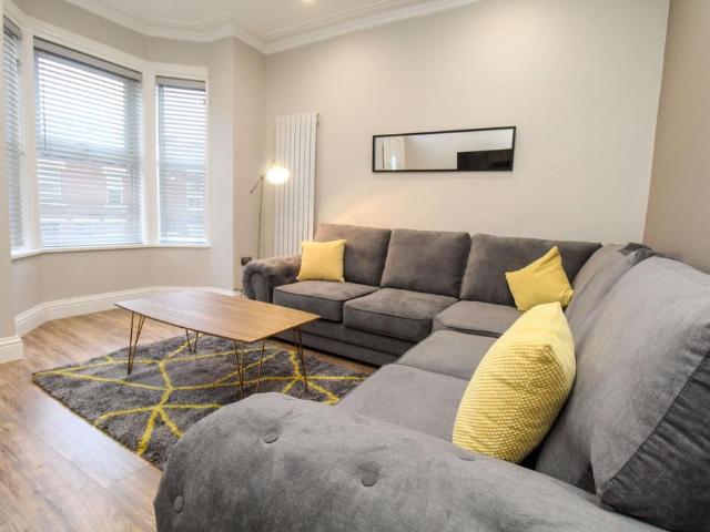Highbury Terrace, Leeds LS6 4 bed house to rent £2,375 pcm £548 pw