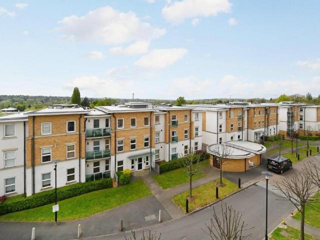 Highbury Drive, Leatherhead KT22 2 bed apartment to rent £1,600 pcm £369 pw