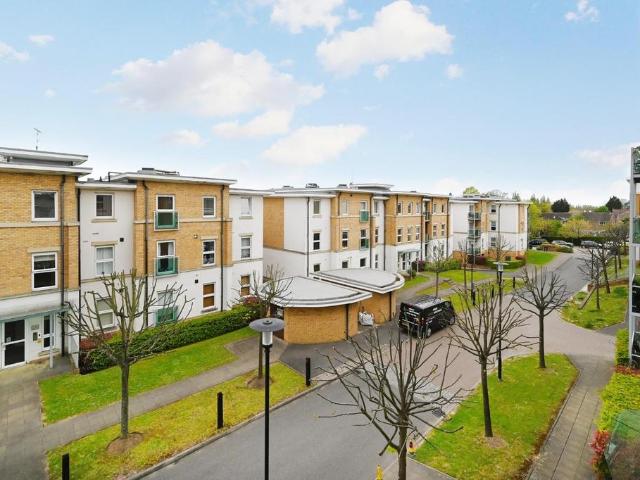 Highbury Drive, Leatherhead KT22 2 bed apartment to rent £1,600 pcm £369 pw