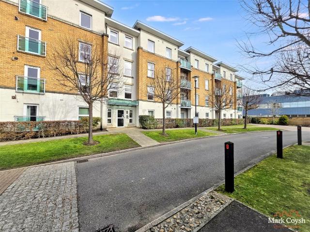 Highbury Drive, Leatherhead KT22, 2 bed flat to rent, £1,700 pcm | PrimeLocation