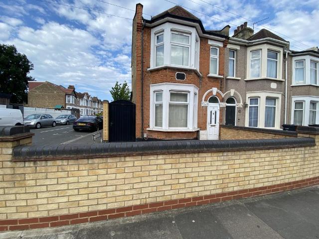 Highbury Gardens, Ilford IG3 3 bed semi detached house to rent £2,300 pcm £531 pw