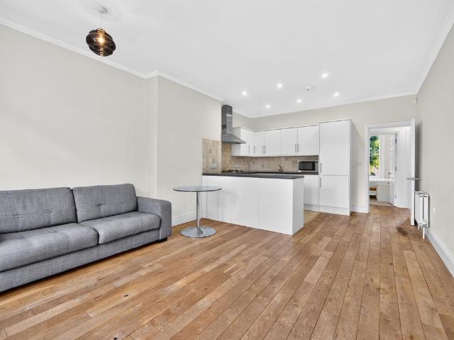 Highbury Hill, London, N5 2 bed apartment to rent £3,250 pcm £750 pw