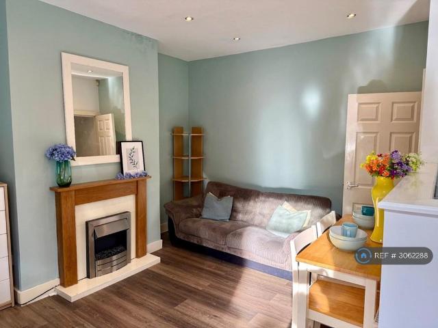 Highbury Place, Leeds, LS6 4 bed end of terrace house to rent £1,350 pcm £312 pw