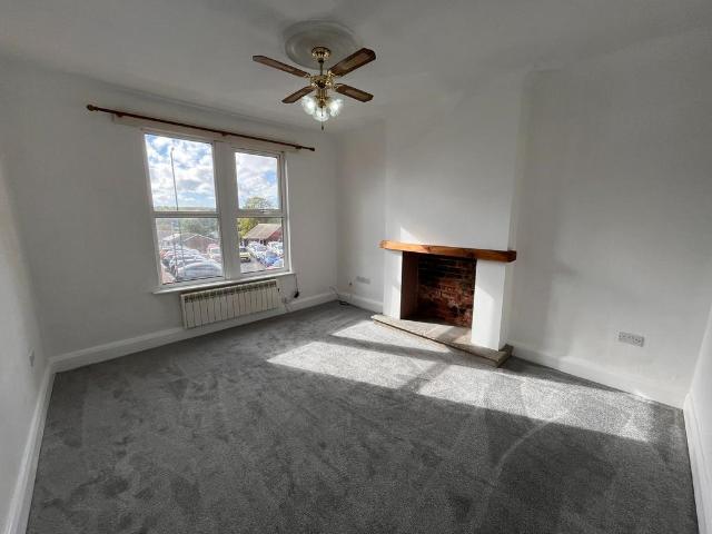 Highbury Road, Bulwell, Nottingham, NG6 3 bed flat to rent £895 pcm £207 pw