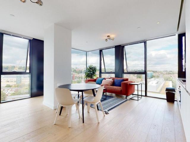 Highgate Hill Studio to rent £2,475 pcm £571 pw