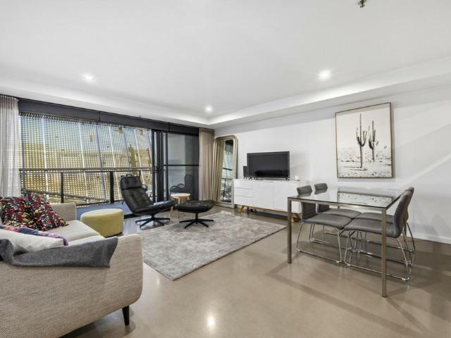 Highend Living on Lonsdale Fully Furnished