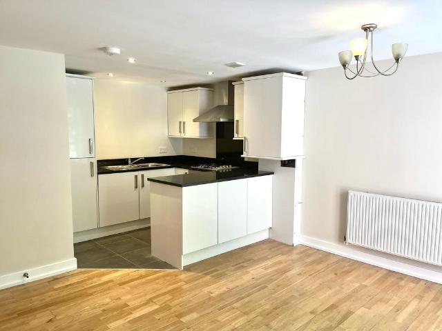 Higher Hillgate, Stockport, 2 bed flat to rent £1,200 pcm £277 pw