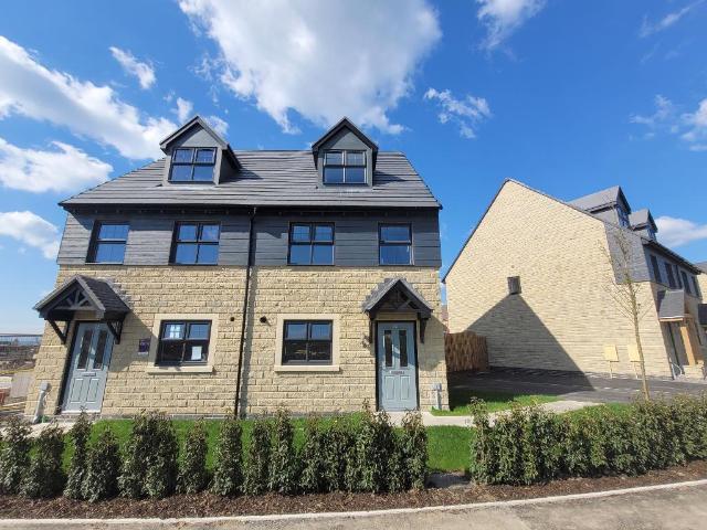 Higher Standen Drive, Clitheroe, BB7 1FT 3 bed semi detached house to rent £1,500 pcm £346 pw