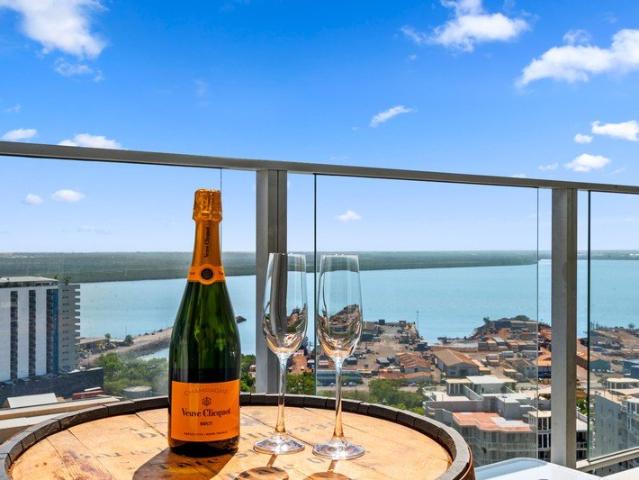 Highest One Bedroom in the Oaks Elan Building Panoramic Inner Harbour Views Vacant Possession
