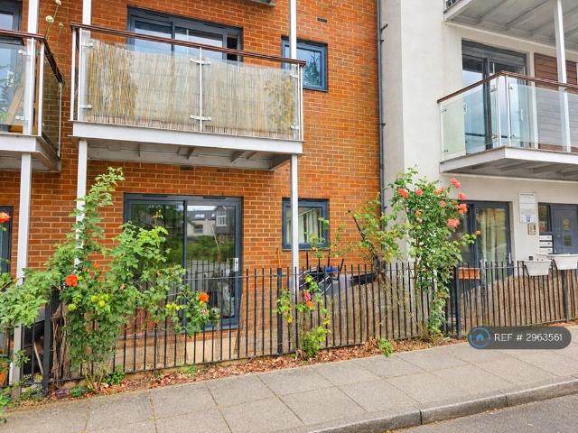 Highfield Close, London, SE13 3 bed flat to rent £2,150 pcm £496 pw