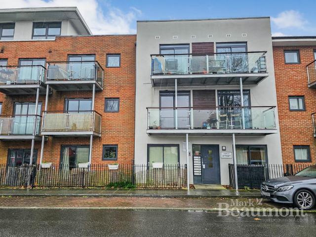 Highfield Close, London 3 bed apartment to rent £2,150 pcm £496 pw