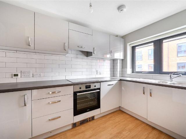 Highfield Avenue, Newbury, Berkshire RG14, 3 bed flat to rent, £1,995 pcm | PrimeLocation