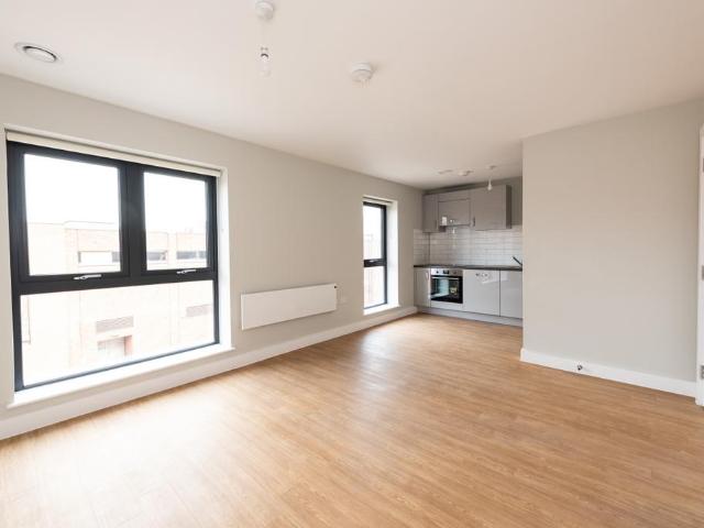 Highfield Avenue Newbury RG14 3 bed apartment to rent £2,035 pcm £470 pw
