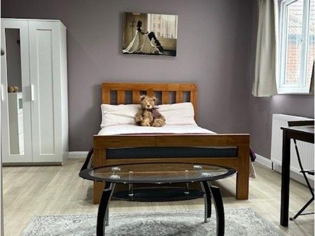 Highfield Avenue, London NW11, Studio to rent, £1,350 pcm | PrimeLocation