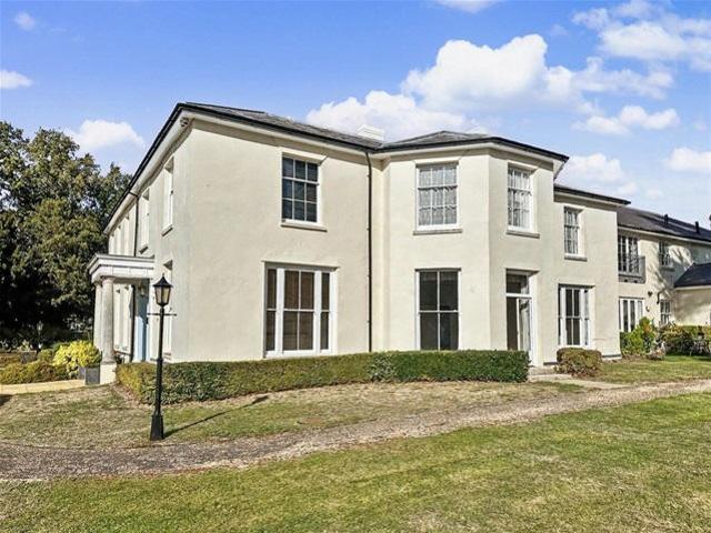 Highfield House, Queensway, Hemel. 1 bed flat to rent £1,350 pcm £312 pw