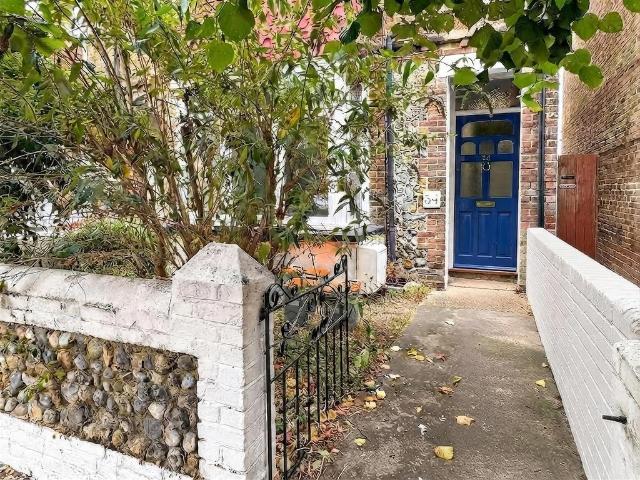 Highfield Road, Bognor Regis PO22 Studio to rent £825 pcm £190 pw