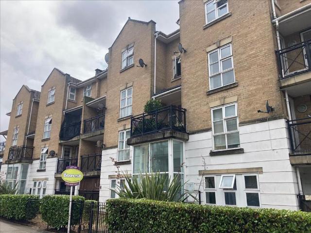 Highfield Road, Feltham, TW13 2 bed flat to rent £1,650 pcm £381 pw