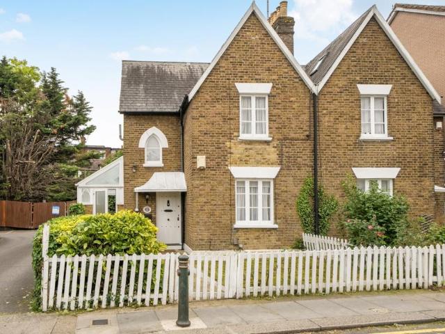 Highfield Road London NW11 2 bed cottage to rent £2,499 pcm £577 pw