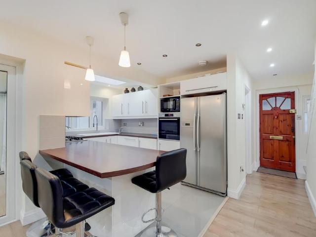 Highfield Road, London W3 4 bed bungalow to rent £3,500 pcm £808 pw