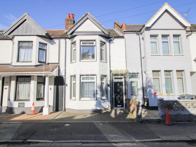 Highfield Road, Luton LU4, 3 bed property to rent, £1,700 pcm | PrimeLocation