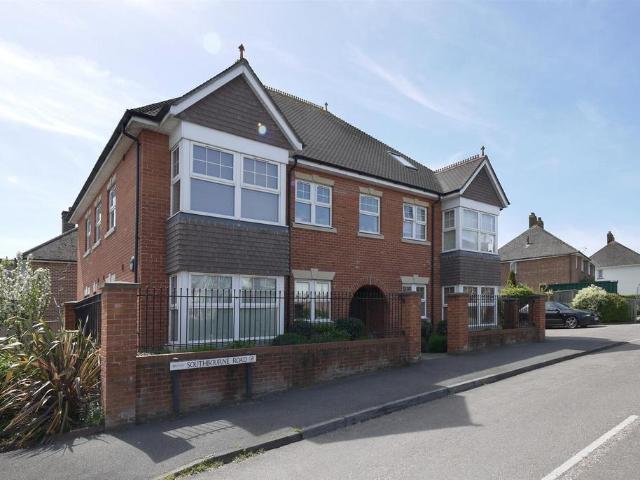 Highfield Road, Lymington 2 bed apartment to rent £1,200 pcm £277 pw