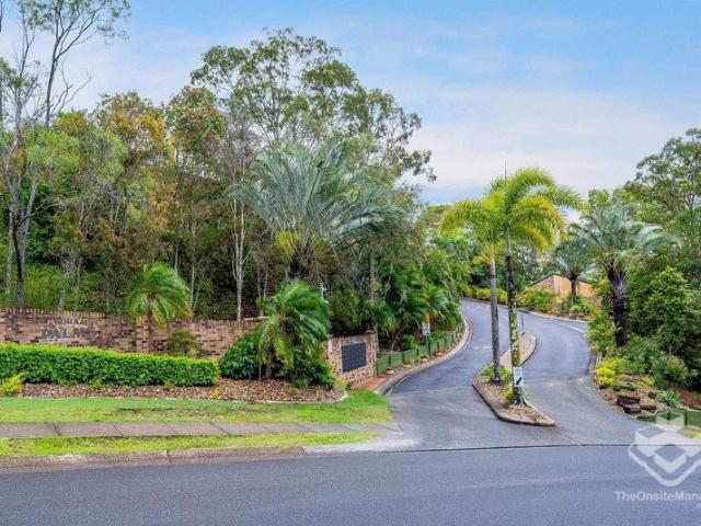 Highland Park Unit DUCTED AIRCONDITIONING In a very sought after complex Available Now!