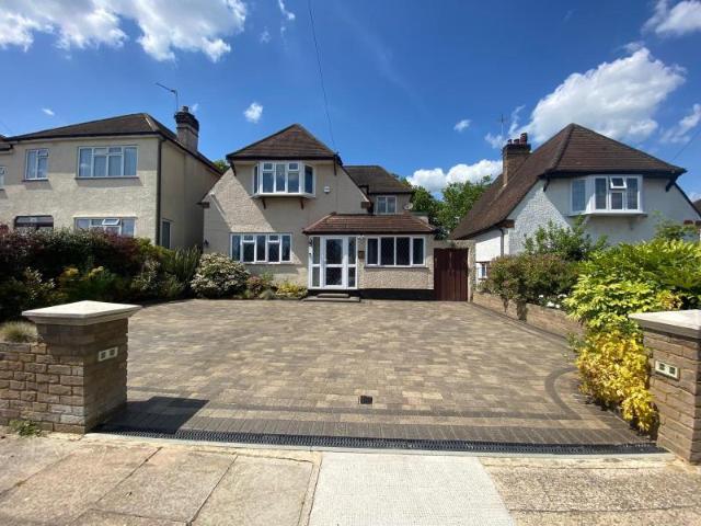Highland Road, Northwood HA6 4 bed detached house to rent £3,750 pcm £865 pw