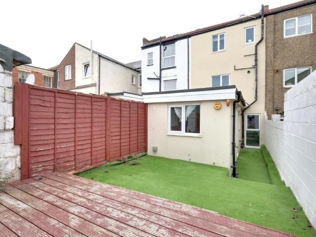 Highland Road, Southsea Unfurnished 1 bed flat to rent £900 pcm £208 pw