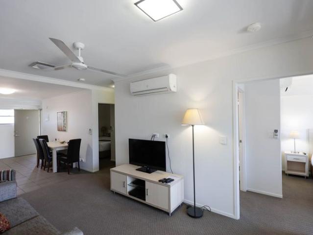 HIGHLY SOUGHT AFTER EXECUTIVE STYLE APARTMENT LOCATED IN THE CENTRE OF TOWN