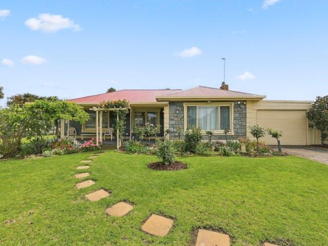 Highly Sought after Position Overlooking Lakala Reserve!
