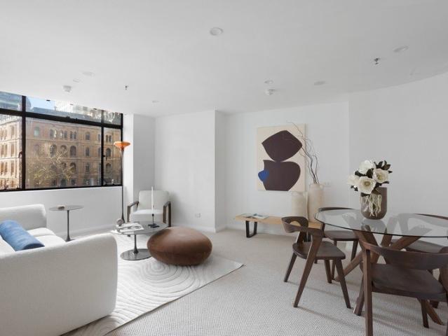 Highly versatile Art Deco apartment in Sydney's CBD heart