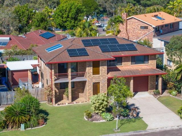 Highset Family Home in a Prime Carindale Location