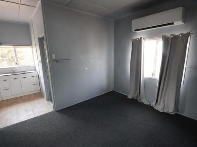 HIGHSET 3 BEDROOM HOME AIR COND LOUNGE GOOD CARPETS